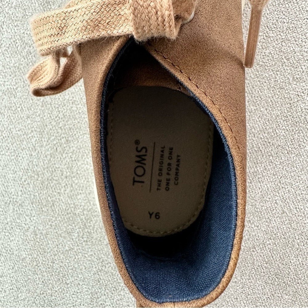 NWT. TOMS Kids' Botas Cupsole Shoe. Size 6. Brown. - Picture 8 of 11